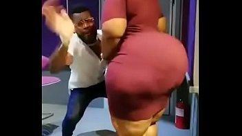 Толстушка с огромной жопой танцует тверк xvideos порно смотреть