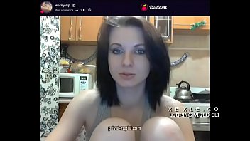 Русская тинка перед вебкой грязно говорит и трахает себя кочергой в жопу xvideos порно смотреть
